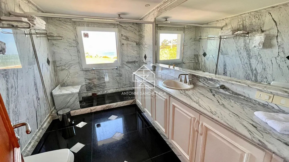 Casa ID.3123 - Venta Mansión Primera linea playa mansa