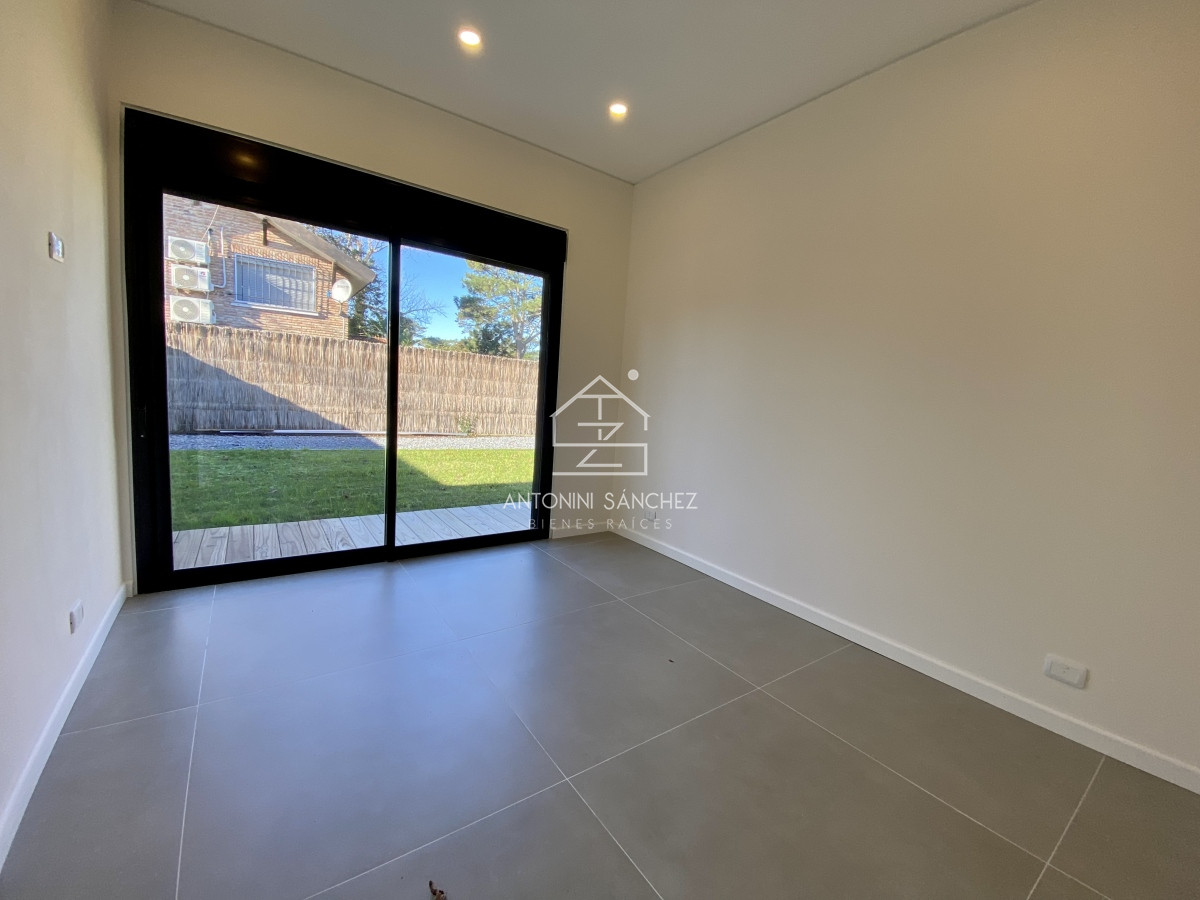 Casa ID.633 - Venta casa 3 dormitorios mas dependencia Punta del Este