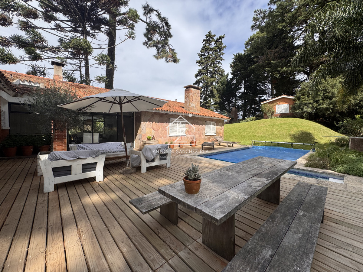 Casa ID.1984 - Alquiler Anual casa 5 dormitorios mas servicio