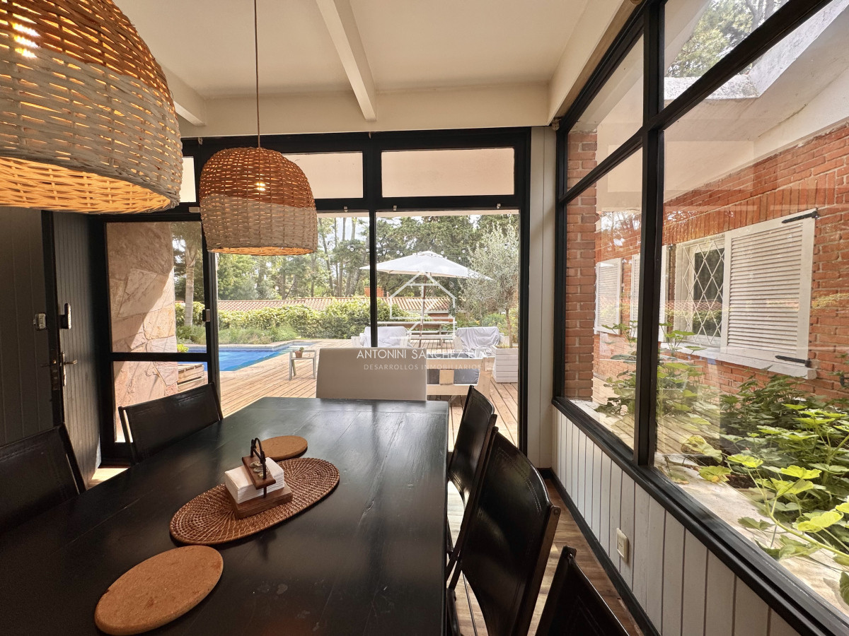 Casa ID.1984 - Alquiler Anual casa 5 dormitorios mas servicio