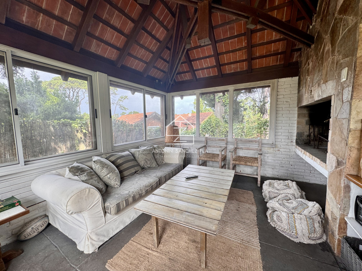 Casa ID.1984 - Alquiler Anual casa 5 dormitorios mas servicio