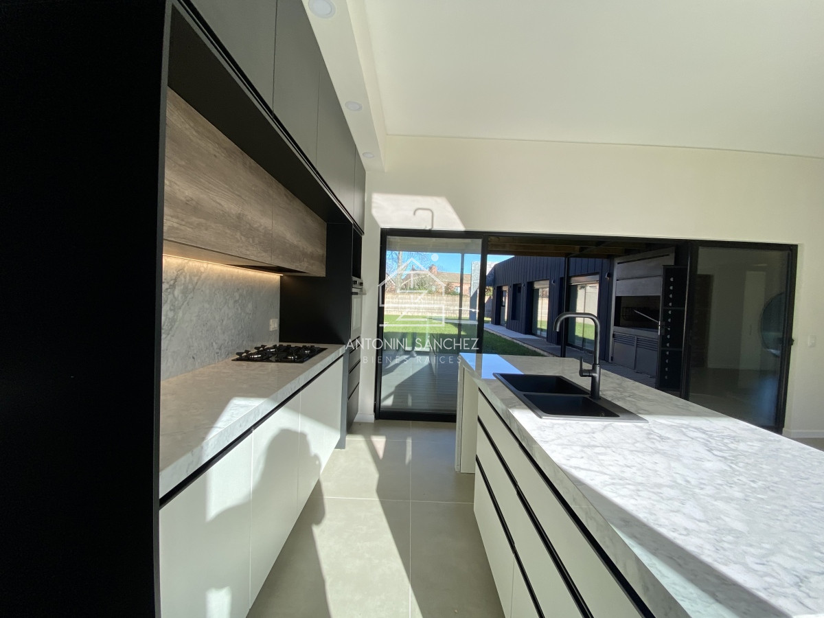 Casa ID.633 - Venta casa 3 dormitorios mas dependencia Punta del Este