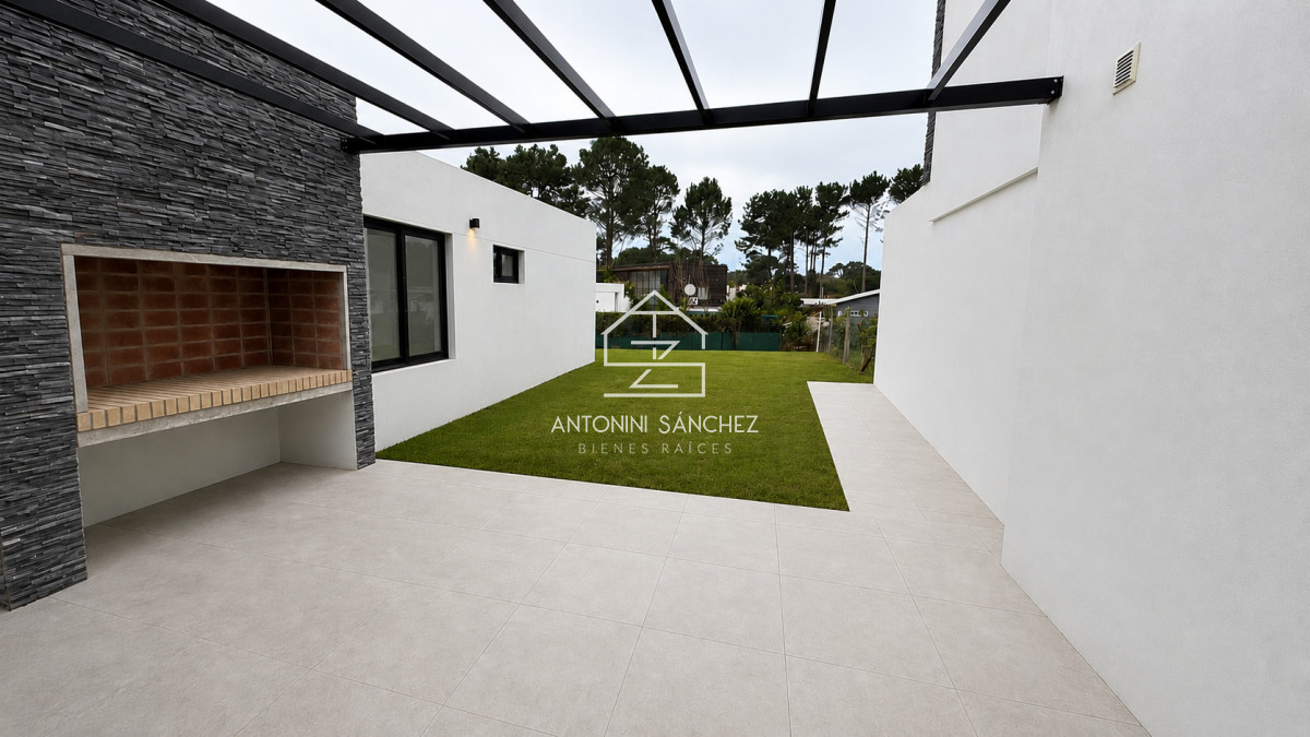 Casa ID.4598 - Venta casa tres dormitorios Punta del este barrio Parque Burnett