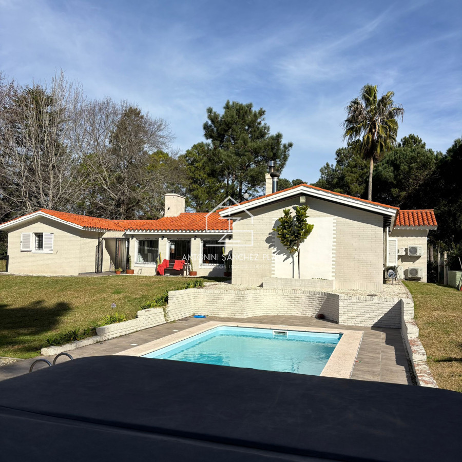 Casa ID.3738 - 5 DORMITORIOS EN CANTEGRIL CON PISCINA