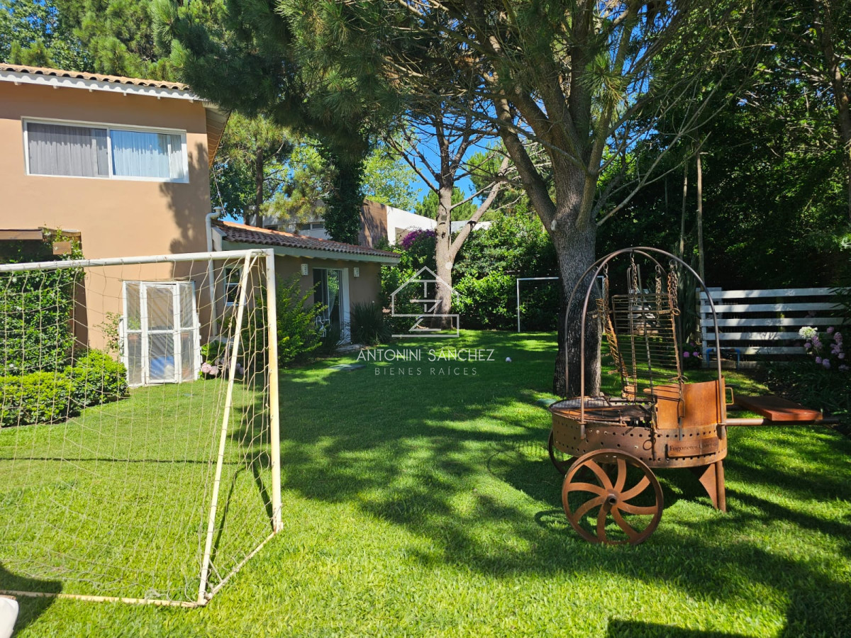 Casa ID.3536 - IMPORTANTE RESIDENCIA EN BARRIO PRIVADO