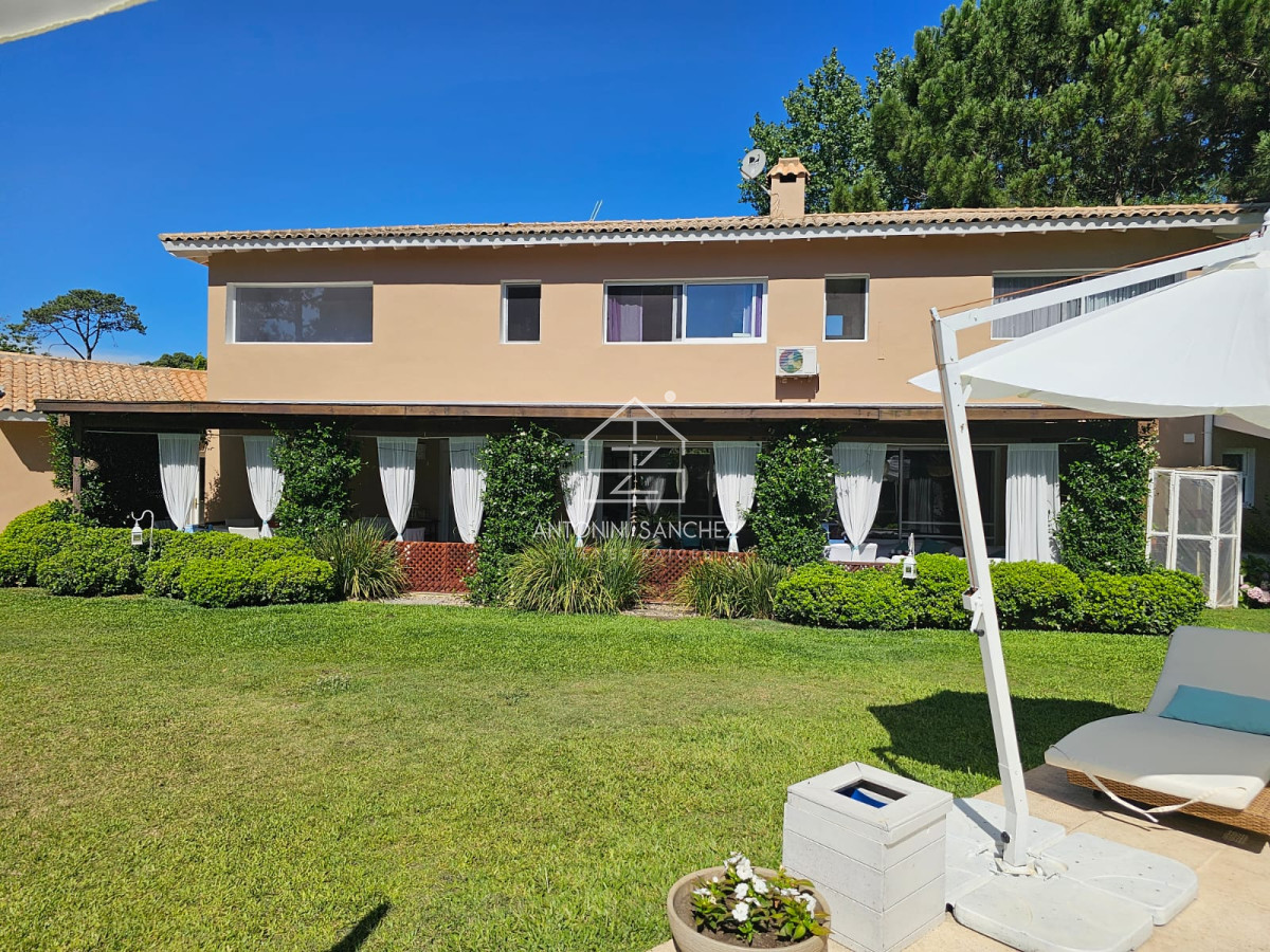 Casa ID.3536 - IMPORTANTE RESIDENCIA EN BARRIO PRIVADO