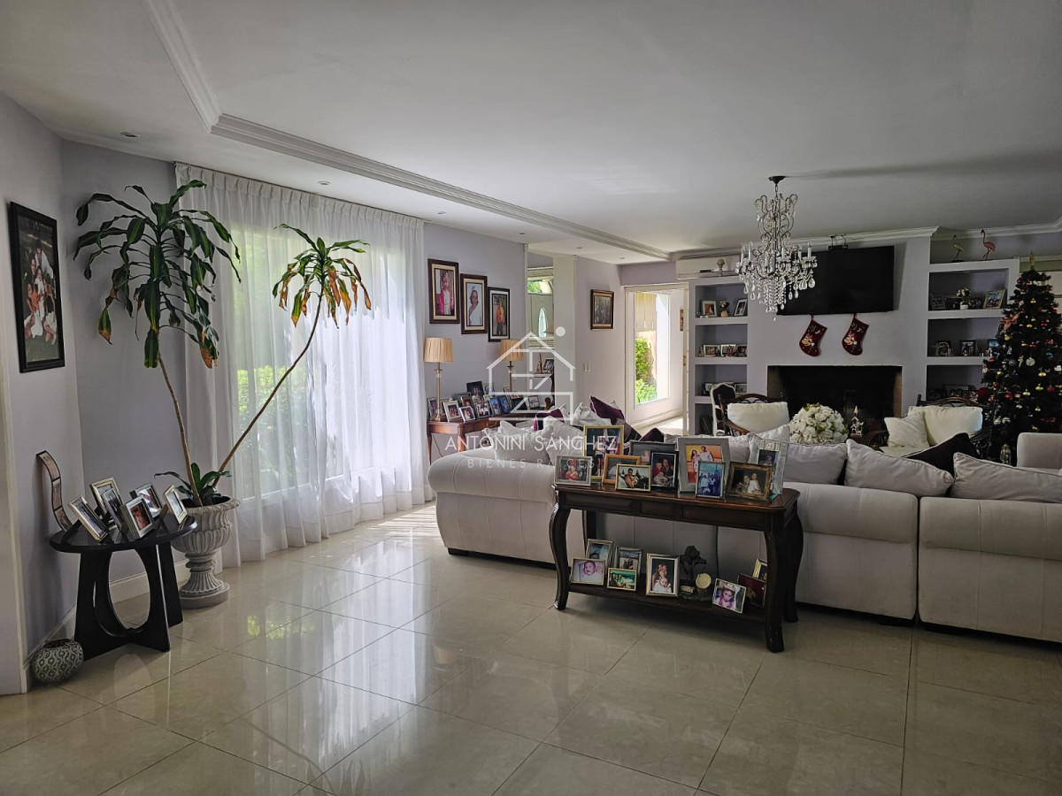 Casa ID.3536 - IMPORTANTE RESIDENCIA EN BARRIO PRIVADO