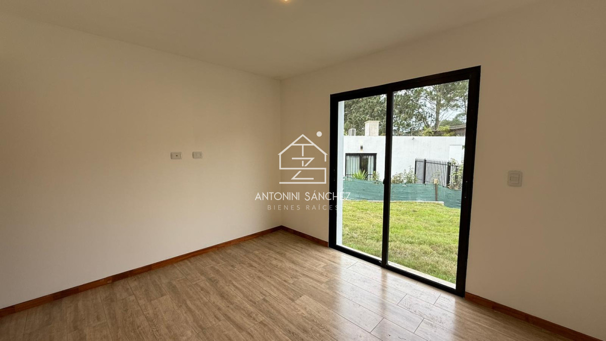 Casa ID.4598 - Venta casa tres dormitorios Punta del este barrio Parque Burnett