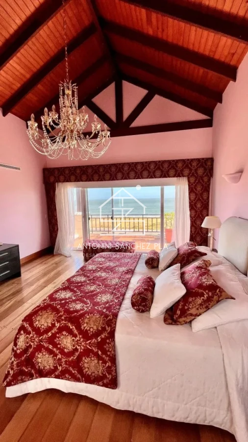 Casa ID.3123 - Venta Mansión Primera linea playa mansa