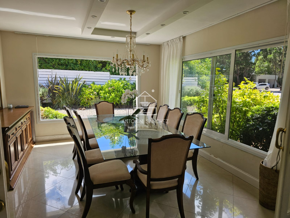 Casa ID.3536 - IMPORTANTE RESIDENCIA EN BARRIO PRIVADO