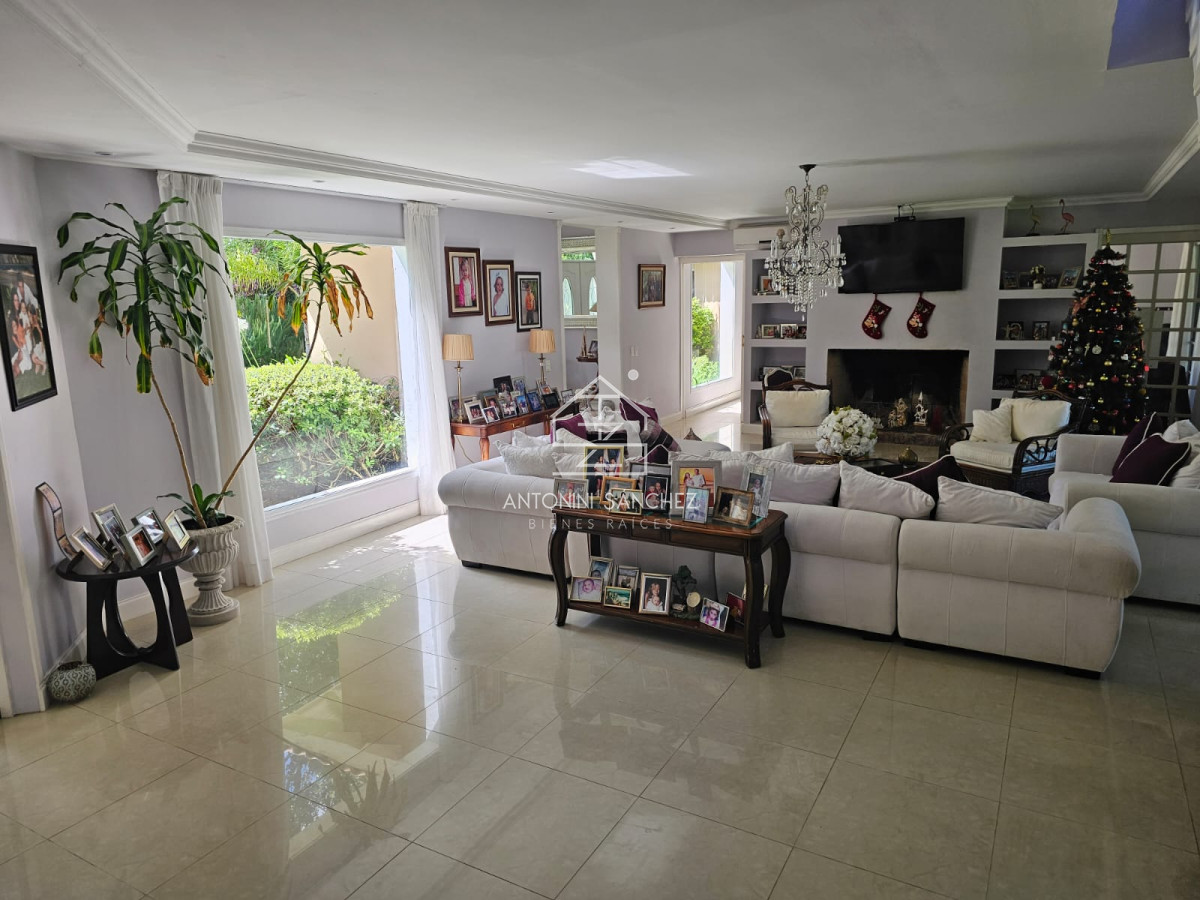 Casa ID.3536 - IMPORTANTE RESIDENCIA EN BARRIO PRIVADO