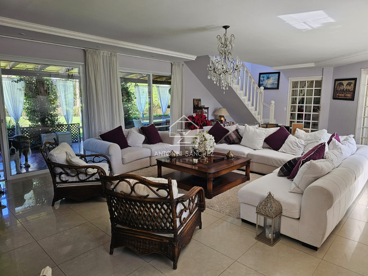 Casa ID.3536 - IMPORTANTE RESIDENCIA EN BARRIO PRIVADO