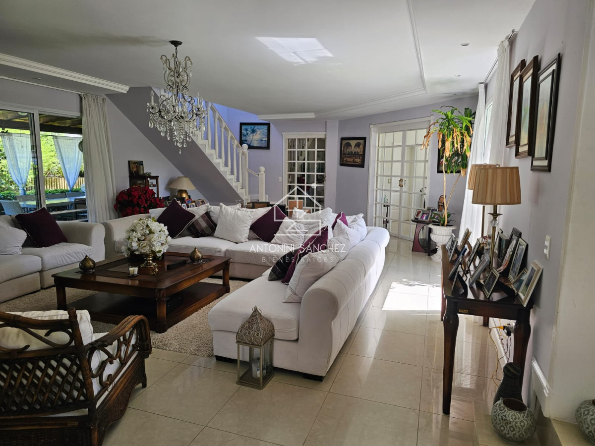 Casa ID.3536 - IMPORTANTE RESIDENCIA EN BARRIO PRIVADO