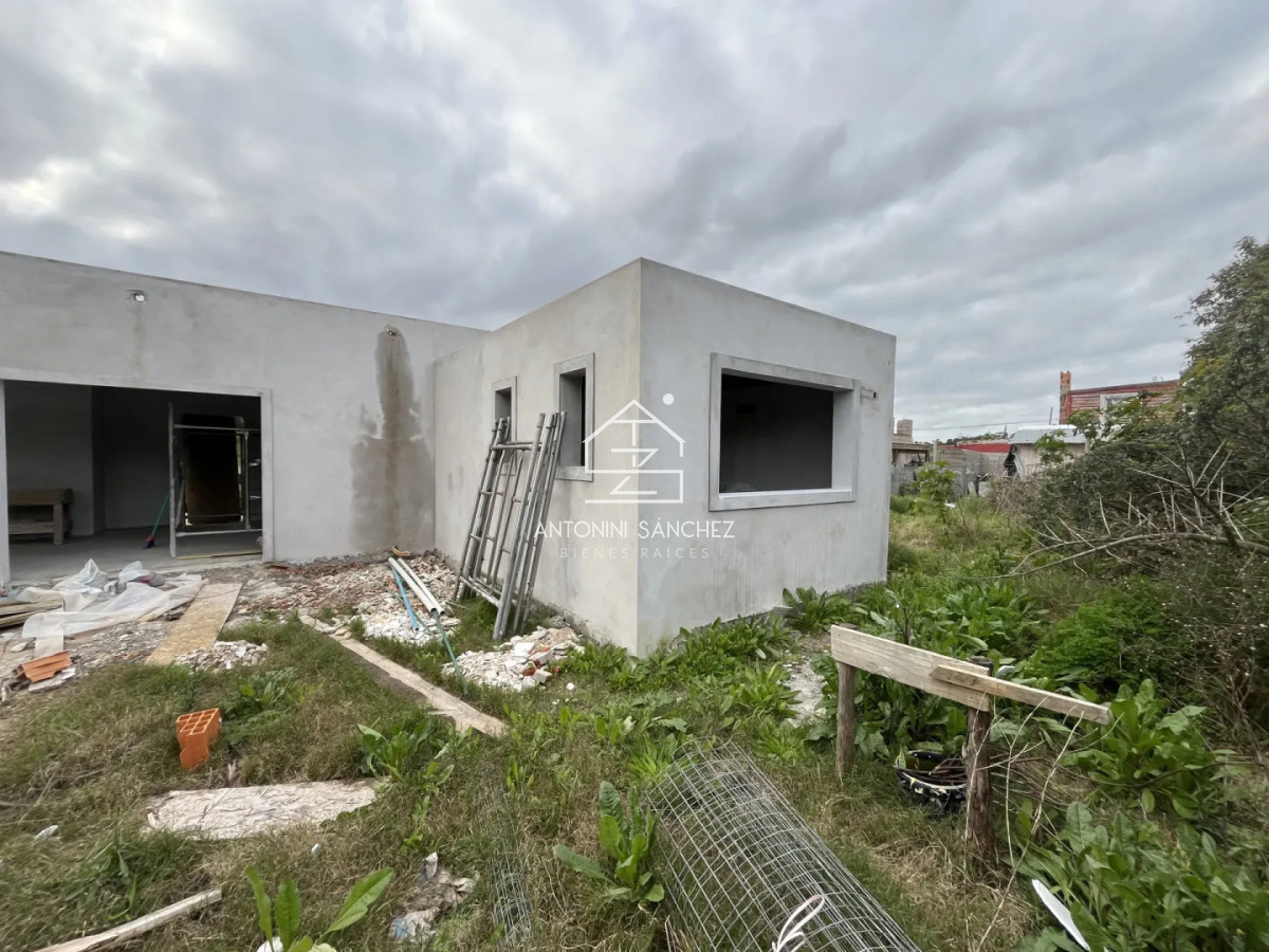 Casa ID.5026 - CASA A TERMINAR CUENTA CON 90 Mtrs CONSTRUIDOS DE 3 DORMITORIOS Y 2 BAÑOS EN EL TESORO