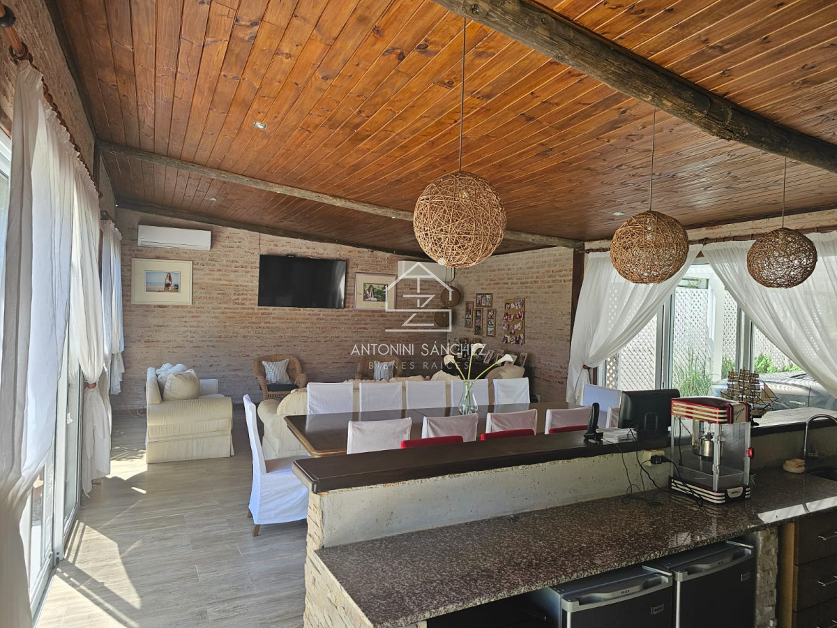 Casa ID.3536 - IMPORTANTE RESIDENCIA EN BARRIO PRIVADO