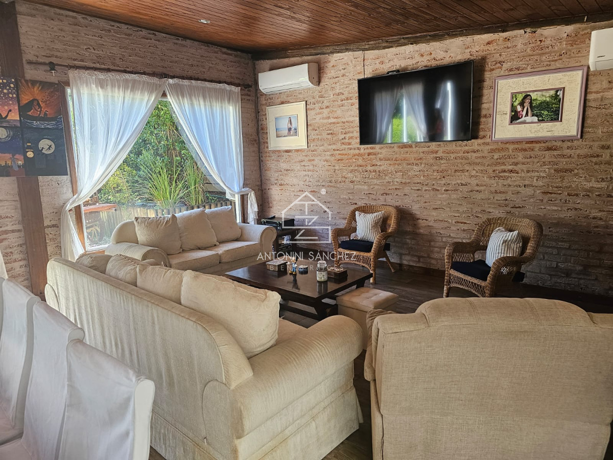 Casa ID.3536 - IMPORTANTE RESIDENCIA EN BARRIO PRIVADO