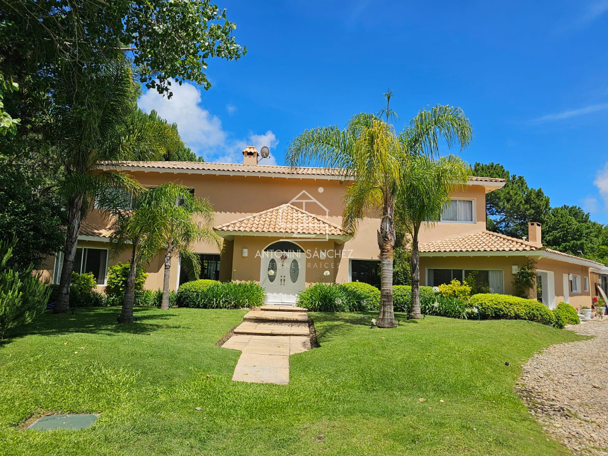 Casa ID.3536 - IMPORTANTE RESIDENCIA EN BARRIO PRIVADO