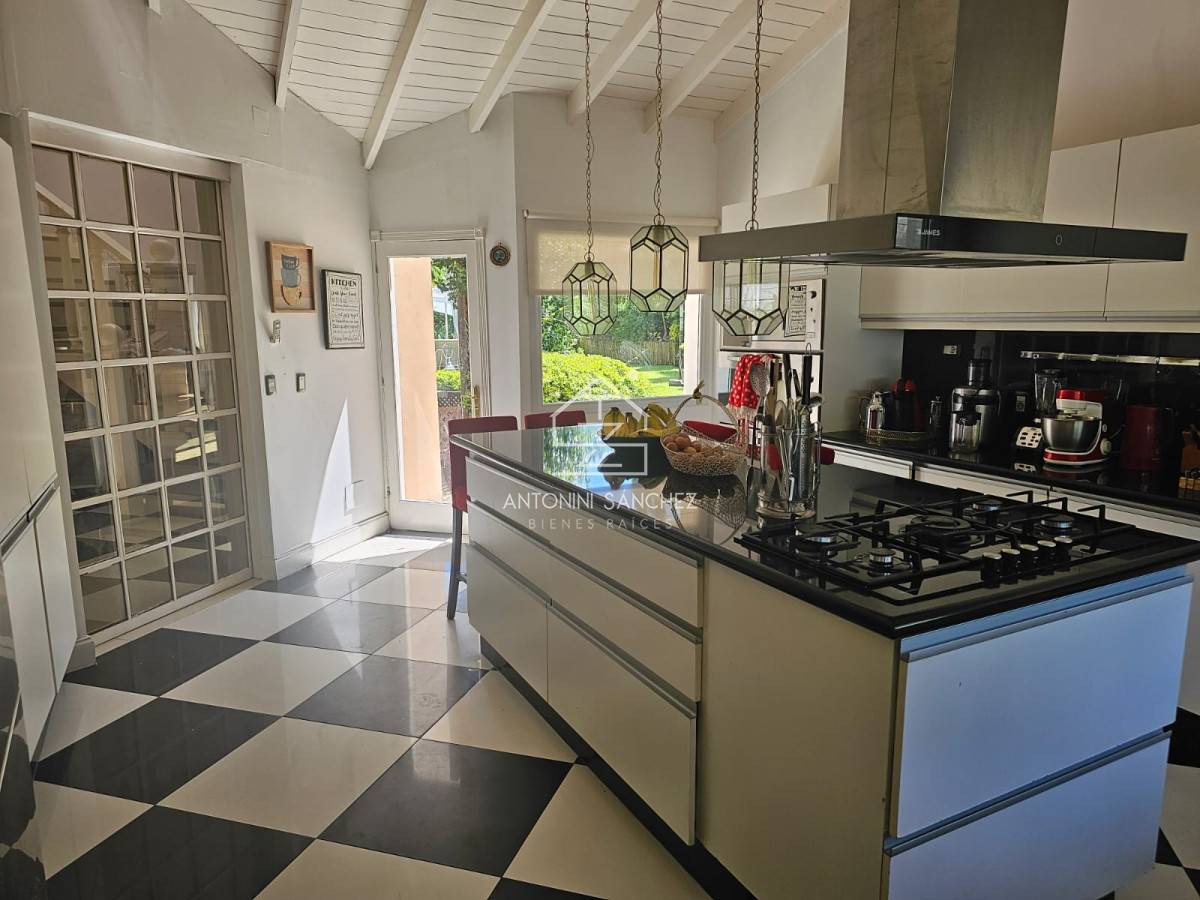 Casa ID.3536 - IMPORTANTE RESIDENCIA EN BARRIO PRIVADO