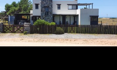 ESPECTACULAR CHALET EARENAS DE JOSE IGNACIO