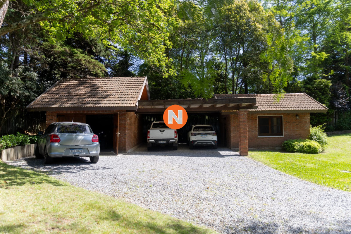 Casa Ref.224077 - Venta de Mansion en el Golf de Punta del Este 