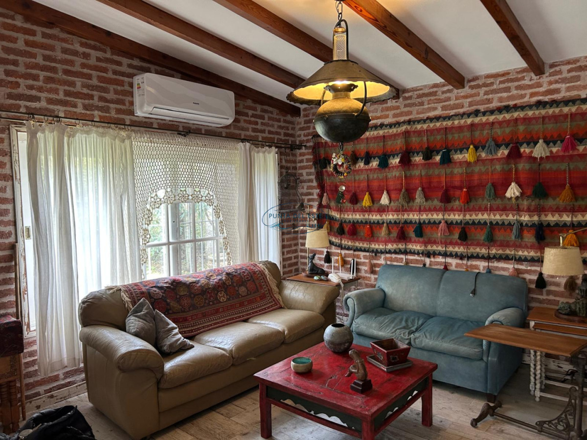 Casa ID.145 - Casa en venta de 2 dormitorios, Pinares, Punta del Este.