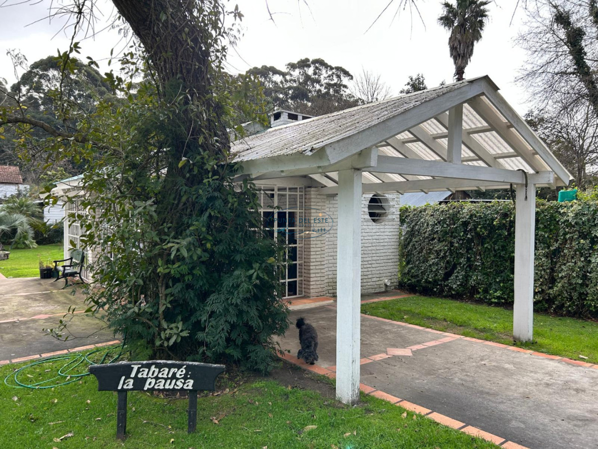 Casa ID.145 - Casa en venta de 2 dormitorios, Pinares, Punta del Este.