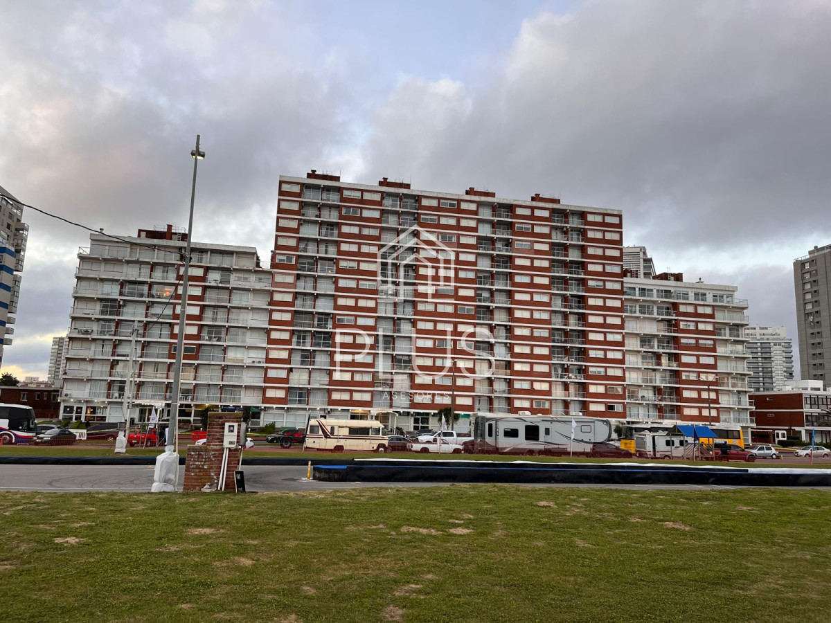 Apartamento ID.417 - Excelente ubicación, vista Brava y Mansa. Piso alto a pasos de todo.