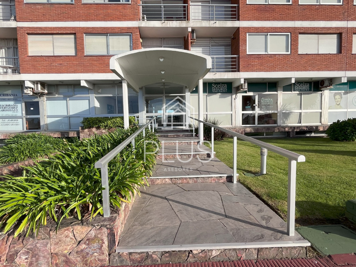 Apartamento ID.417 - Excelente ubicación, vista Brava y Mansa. Piso alto a pasos de todo.