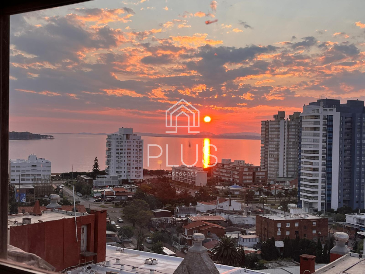 Apartamento ID.417 - Excelente ubicación, vista Brava y Mansa. Piso alto a pasos de todo.
