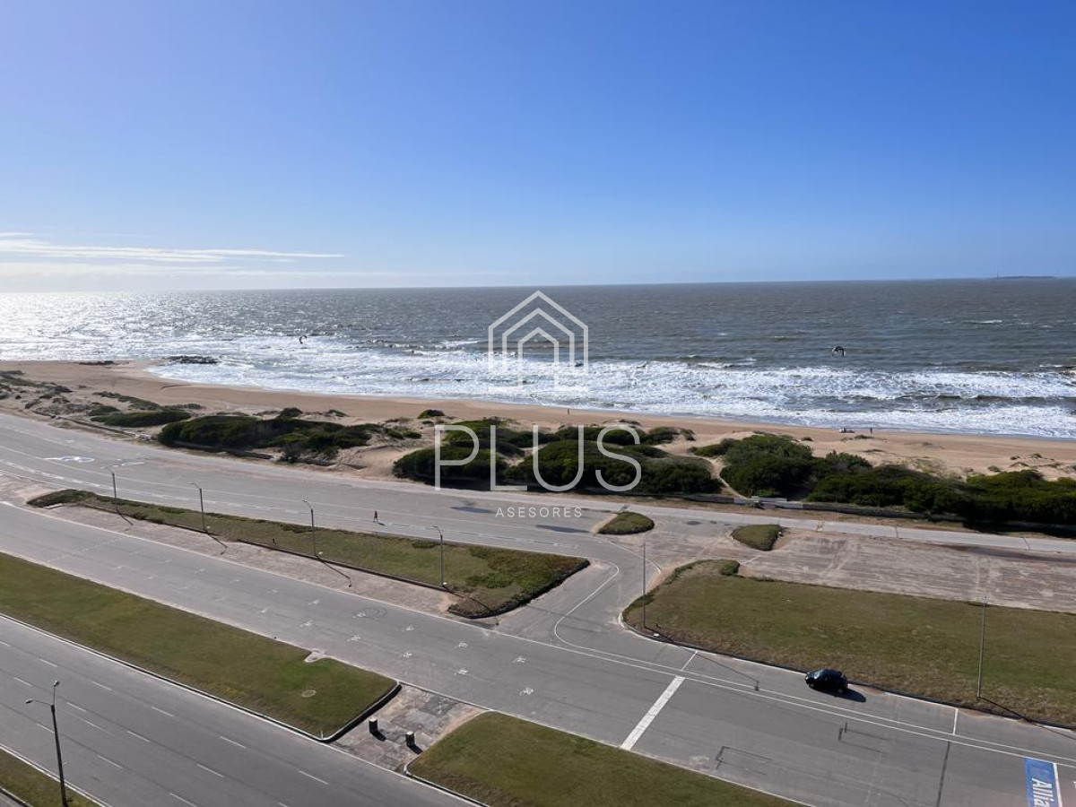 Apartamento ID.417 - Excelente ubicación, vista Brava y Mansa. Piso alto a pasos de todo.