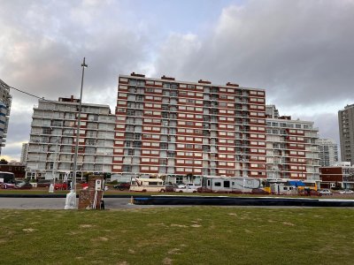 Excelente ubicación, vista Brava y Mansa. Piso alto a pasos de todo.