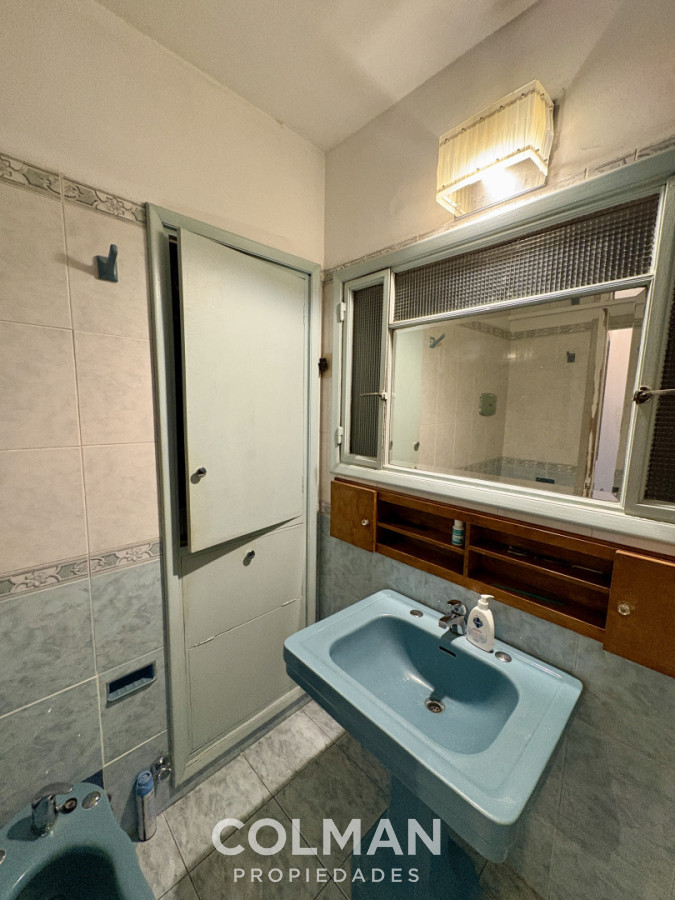 Apartamento ID.433 - Venta Rambla Punta Carretas-  3 Dormitorios mas servicio- Estufa leña- Garage Box- 