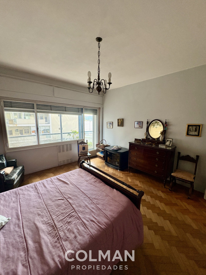 Apartamento ID.433 - Venta Rambla Punta Carretas-  3 Dormitorios mas servicio- Estufa leña- Garage Box- 