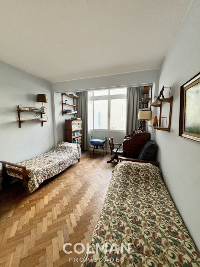 Apartamento ID.433 - Venta Rambla Punta Carretas-  3 Dormitorios mas servicio- Estufa leña- Garage Box- 