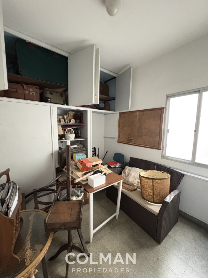 Apartamento ID.433 - Venta Rambla Punta Carretas-  3 Dormitorios mas servicio- Estufa leña- Garage Box- 