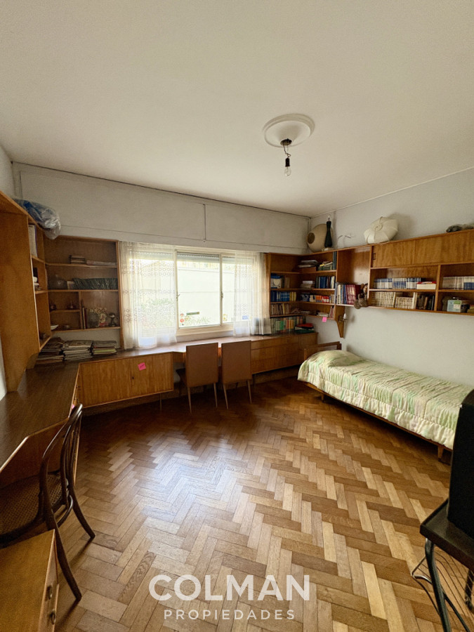 Apartamento ID.433 - Venta Rambla Punta Carretas-  3 Dormitorios mas servicio- Estufa leña- Garage Box- 