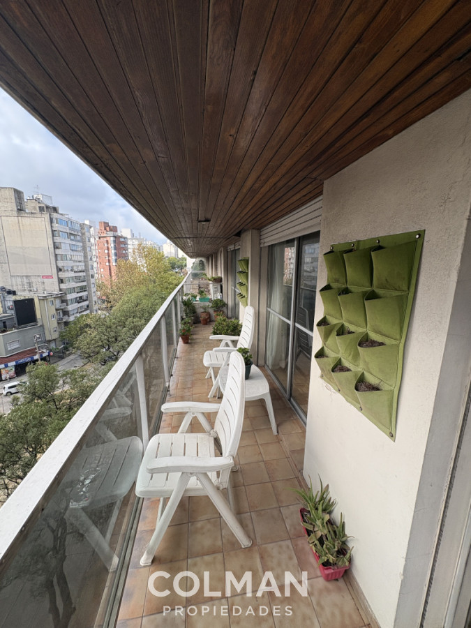Apartamento ID.427 - Apartamento en venta en Pocitos - 3 dormitorios + servicio | Garaje | Terraza al frente | Muy luminoso