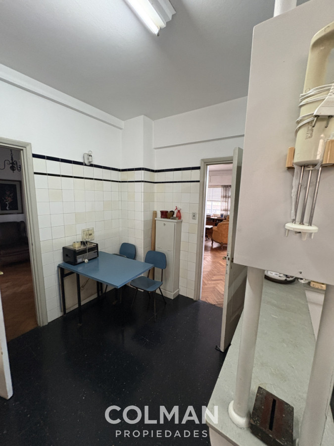 Apartamento ID.433 - Venta Rambla Punta Carretas-  3 Dormitorios mas servicio- Estufa leña- Garage Box- 