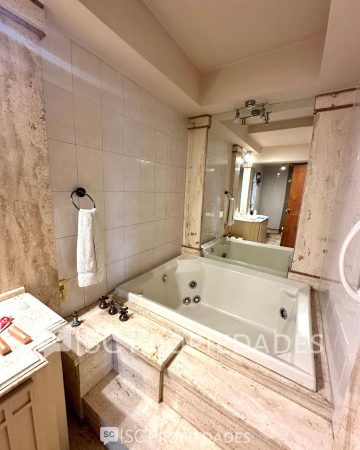 Apartamento ID.402 - Venta apartamento en Pocitos, 4 dormitorios, garage fijo.