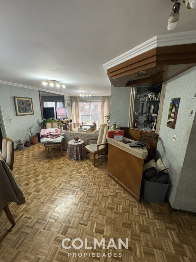 Apartamento ID.427 - Apartamento en venta en Pocitos - 3 dormitorios + servicio | Garaje | Terraza al frente | Muy luminoso