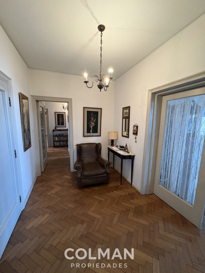 Apartamento ID.433 - Venta Rambla Punta Carretas-  3 Dormitorios mas servicio- Estufa leña- Garage Box- 