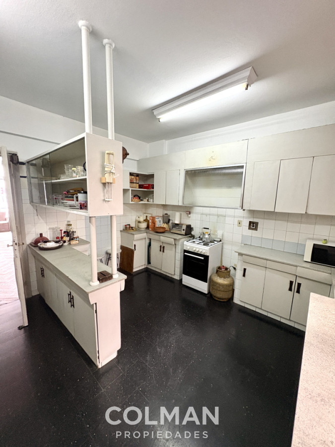 Apartamento ID.433 - Venta Rambla Punta Carretas-  3 Dormitorios mas servicio- Estufa leña- Garage Box- 
