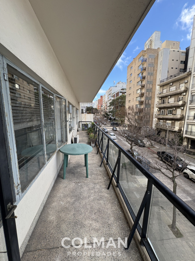 Apartamento ID.433 - Venta Rambla Punta Carretas-  3 Dormitorios mas servicio- Estufa leña- Garage Box- 