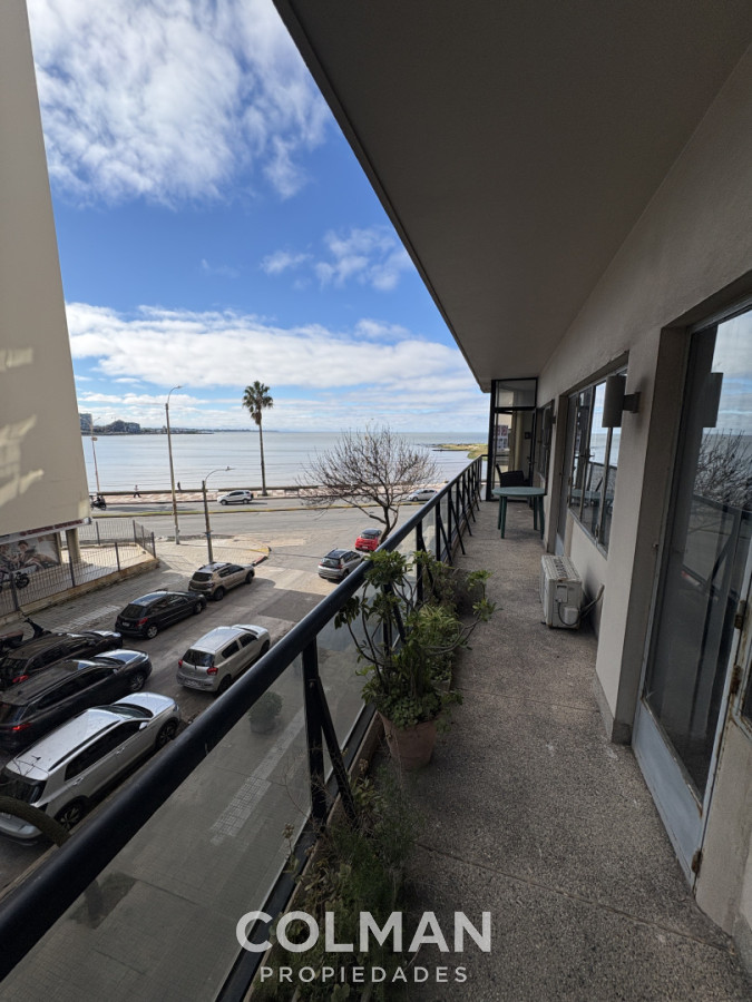 Apartamento ID.433 - Venta Rambla Punta Carretas-  3 Dormitorios mas servicio- Estufa leña- Garage Box- 