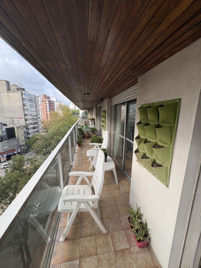 Apartamento en venta en Pocitos - 3 dormitorios + servicio | Garaje | Terraza al frente | Muy luminoso