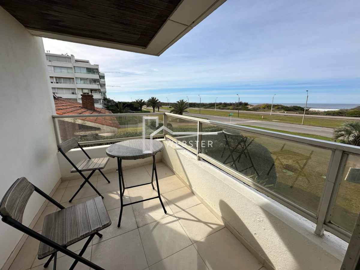 Apartamento ID.1607 - Departamento en primera linea playa brava, 2 dormitorios y medio.