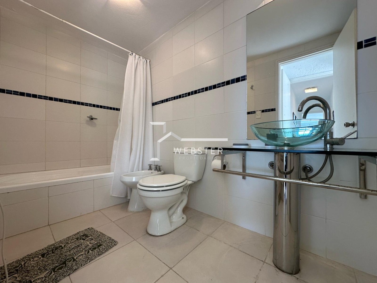 Apartamento ID.1607 - Departamento en primera linea playa brava, 2 dormitorios y medio.