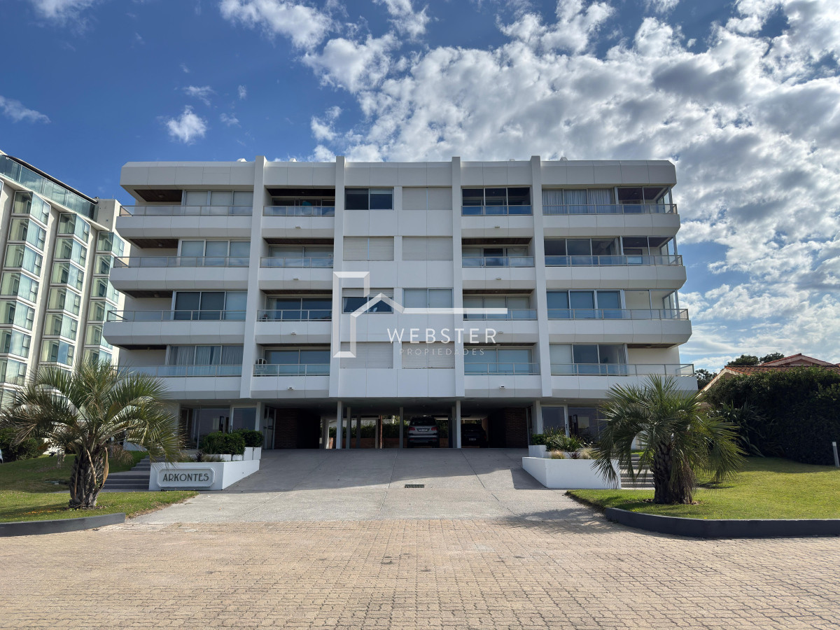 Apartamento ID.1607 - Departamento en primera linea playa brava, 2 dormitorios y medio.