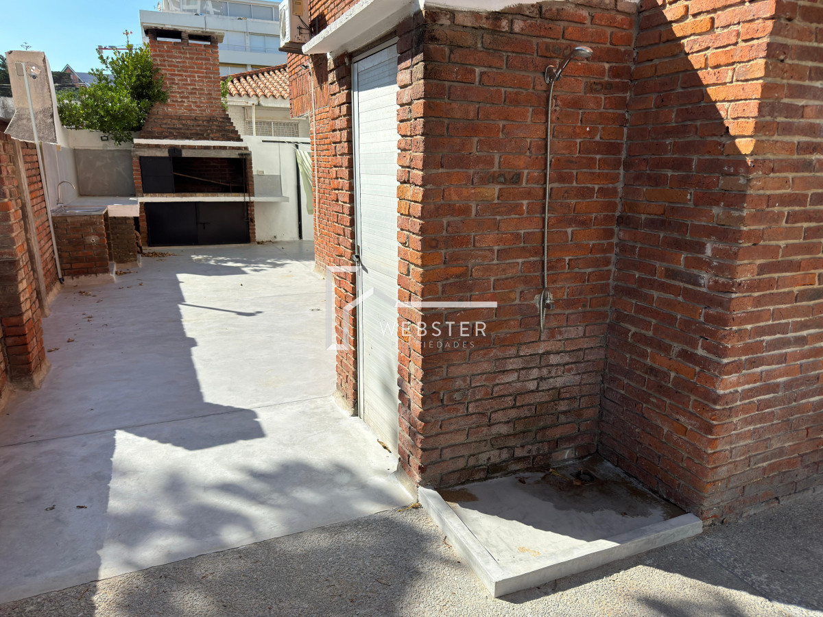 Apartamento ID.1607 - Departamento en primera linea playa brava, 2 dormitorios y medio.