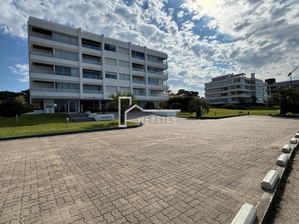 Apartamento ID.1607 - Departamento en primera linea playa brava, 2 dormitorios y medio.